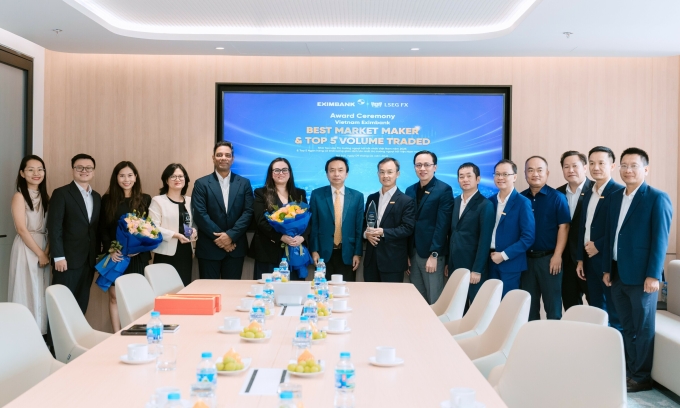 Đại diện ngân hàng và LSEG tại lễ trao giải thưởng. Ảnh: Eximbank
