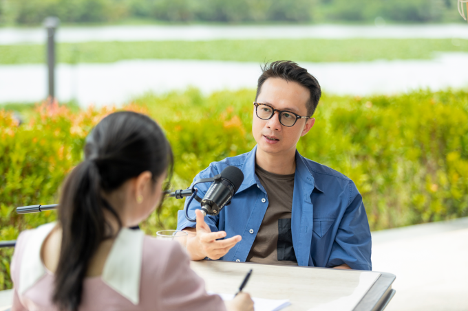 Kiến trúc sư Nghiêm Đình Toàn trong buổi ghi hình tập Podcast chủ đề về tính cộng đồng tạo giá trị dài hạn của bất động sản. Ảnh: Nam Long