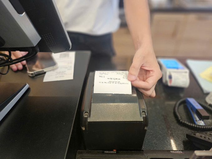 Hoá đơn được nhân viên in ra tại một điểm bán hàng. Ảnh: Phương Dung