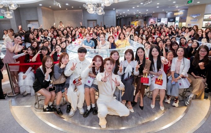 Hùng Huỳnh chụp ảnh cùng fan tại sự kiện đầu năm.