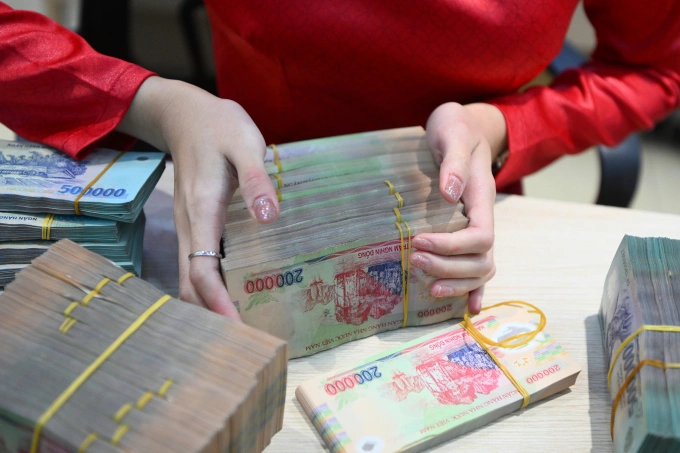 Giao dịch tiền mặt tại một ngân hàng. Ảnh: Giang Huy