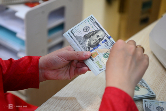 Giao dịch USD tại một ngân hàng tư nhân. Ảnh: Giang Huy