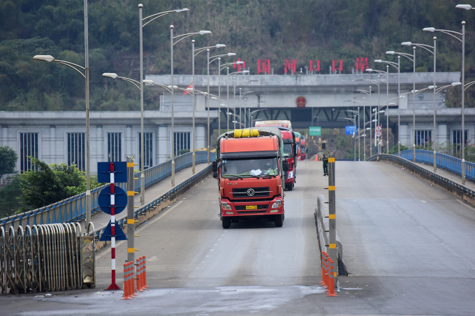 Thông quan hàng hóa tại cửa khẩu đường bộ số II KIm Thành - Lào Cai tháng 2/2020. Ảnh: Giang Huy