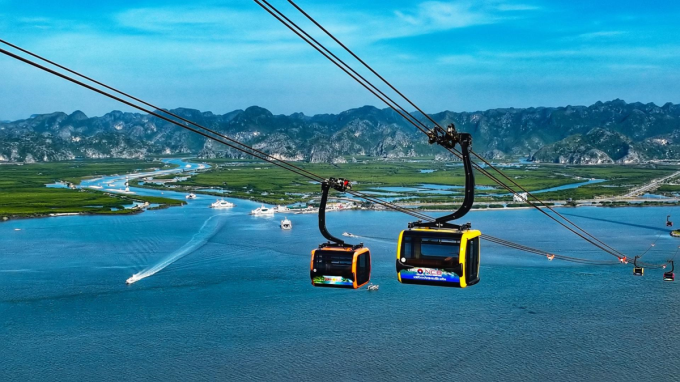 Tuyến cáp treo mở ra trải nghiệm thưởng ngoạn vịnh di sản từ trên cao. Ảnh: Ánh Dương