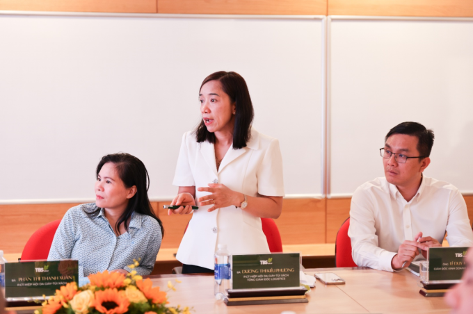 image-extractword-2-out-7492-1775975157 Bà Dương Thị Kiều Phương (giữa), Phó chủ tịch Hiệp hội Lefaso và Tổng giám đốc ngành Logistics, phát biểu tại buổi làm việc ngày 10/4. Ảnh: TBS Group