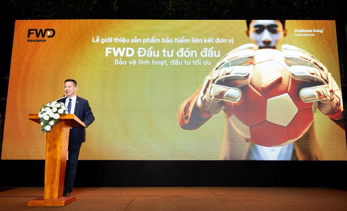Ông Phương Tiến Minh, Tổng giám đốc FWD Việt Nam chia sẻ về bảo hiểm FWD Đầu tư đón đầu. Ảnh: FWD