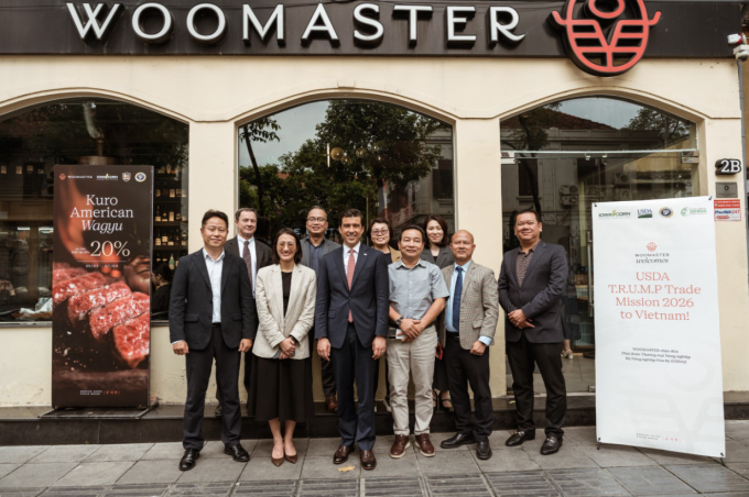 Ông Luke J. Lindeberg (hàng đầu, thứ 3 từ trái qua), Thứ trưởng Bộ Nông nghiệp Mỹ, chụp ảnh cùng các đại diện tại nhà hàng Woomaster. Ảnh: WooMaster