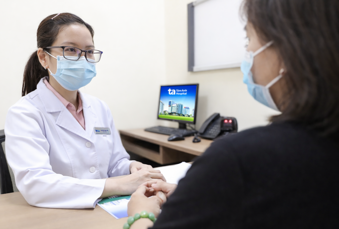 Bác sĩ Thùy giải thích tình trạng sức khỏe cho bà Lành trong lần tái khám. Ảnh: Bệnh viện Đa khoa Tâm Anh