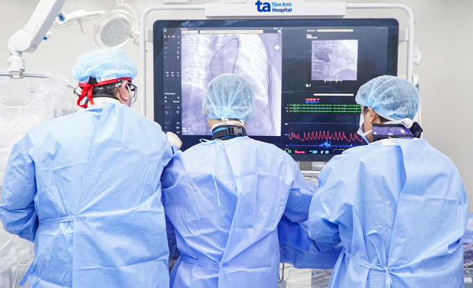 Giáo sư Nhân (ngoài cùng bên trái) cùng êkíp thay van động mạch chủ qua ống thông cho bệnh nhân. Ảnh: Bệnh viện Đa khoa Tâm Anh