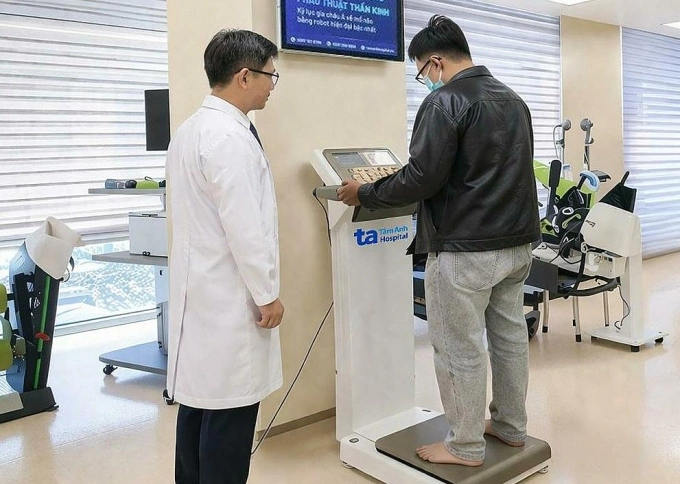 Huy được hướng dẫn đo thành phần cơ thể cơ thể bằng máy InBody 770. Ảnh: Bệnh viện Đa khoa Tâm Anh