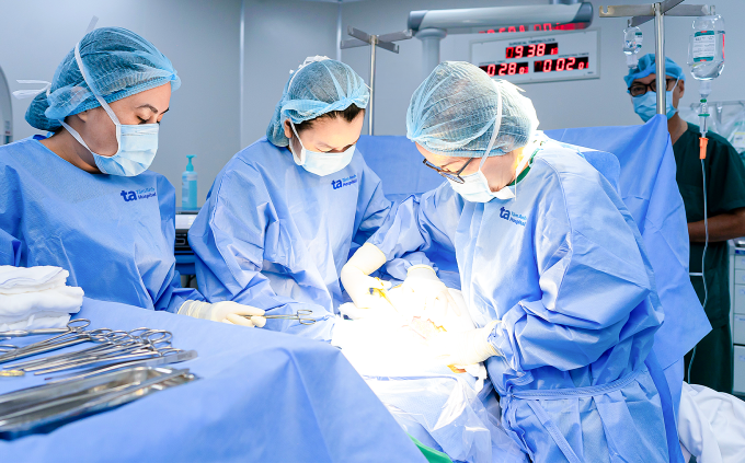 Bác sĩ Quý Khoa (ngoài cùng bên phải) cùng êkíp phẫu thuật cắt tử cung cho bệnh nhân. Ảnh: Bệnh viện Đa khoa Tâm Anh