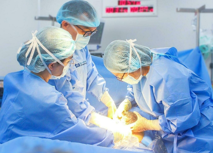 Êkíp Sản Phụ khoa mổ lấy thai cho sản phụ. Ảnh: Bệnh viện Đa khoa Tâm Anh