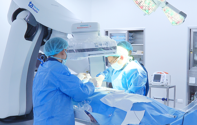 Êkíp can thiệp cấy máy tạo nhịp vĩnh viễn cho người bệnh. Ảnh: Bệnh viện Đa khoa Tâm Anh