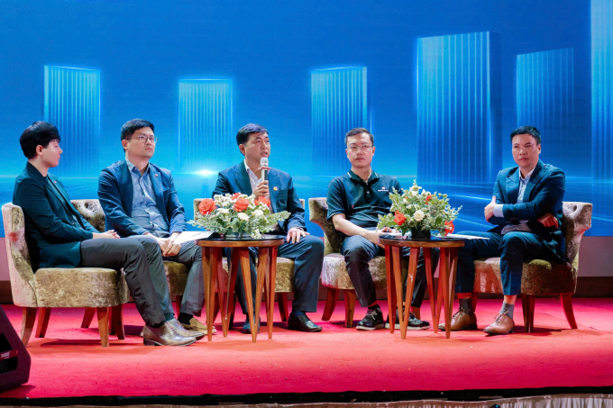 Lãnh đạo hai đơn vị ở sự kiện hôm 3/4. Ảnh: Việt Nam Solar