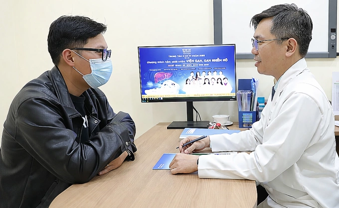 Bác sĩ Tùng tư vấn Huy xây dựng chế độ dinh dưỡng hỗ trợ giảm mỡ trong máu. Ảnh: Bệnh viện Đa khoa Tâm Anh