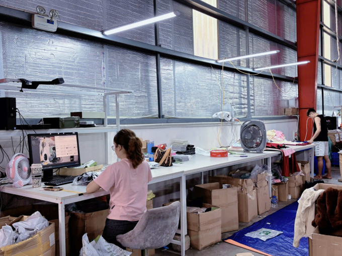 Nhân sự Ecochic xử lý đơn hàng trên hệ thống BigSeller. Ảnh: Ecochic