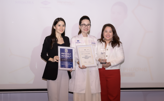 Bà Glynise Peh - COO Neoasia Group và bà Riza Marie Magallon - Quản lý cấp cao phụ trách chiến lược marketing và vận hành khu vực APAC trao danh hiệu cho BSCKI Tô Lan Phương. Ảnh: IBSA