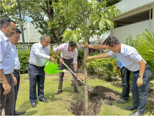 Ban lãnh đạo Wipro tham gia hoạt động trồng cây tại Nhà Máy VSIP, Việt Nam. Ảnh: Wipro
