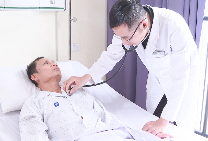 Bác sĩ Thao thăm khám cho ông Chí. Ảnh: Bệnh Viện Đa khoa Tâm Anh