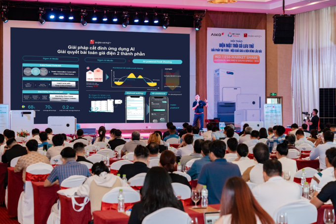 Đại diện Sigenergy trình bày về dự án điện mặt trời của thương hiệu. Ảnh: Việt Nam Solar