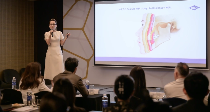 Bác sĩ Tô Lan Phương trình bày vai trò của mô mỡ trong lão hóa khuôn mặt. Ảnh: IBSA
