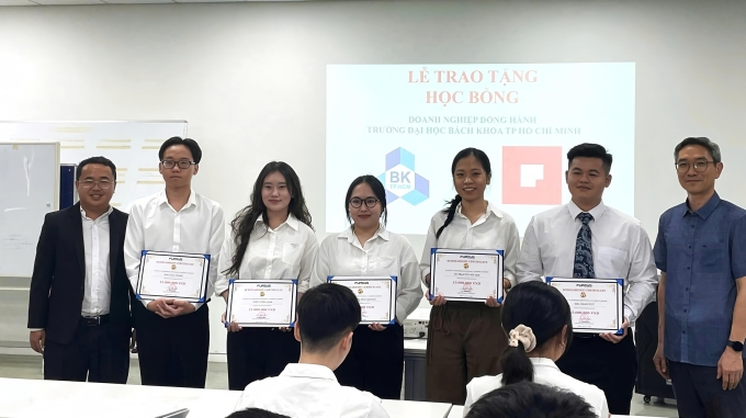 img-1775813500-8457-1775813511 Ban lãnh đạo Fursys trao học bổng cho sinh viên Bách Khoa. Ảnh: Fursys Việt Nam