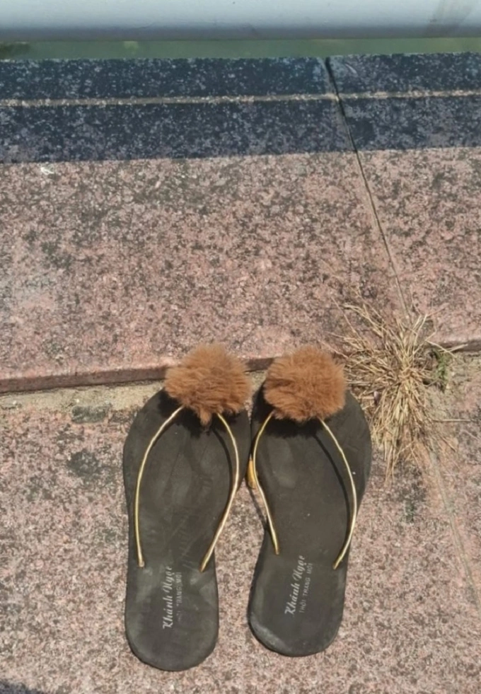 Đôi dép do thiếu nữ 15 tuổi để lại trên cầu Thạch Bích, sáng 16/4. Ảnh: Hoàng Quyết