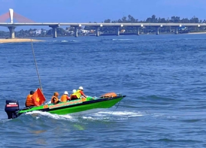 Đội cứu hộ đưa cano đi tìm từ cầu Thạch Bích đến cuối sông Trà Khúc. Ảnh: Hoàng Quyết