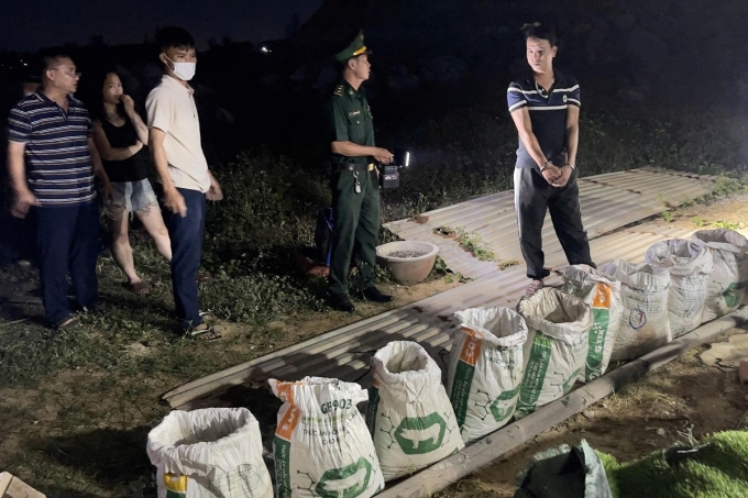 Các bao đựng chất rắn được giấu trong quán ăn bên bờ biển. Ảnh: Bộ đội biên phòng Quảng Ngãi