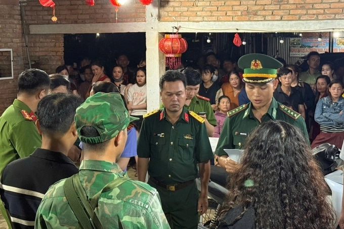 Cơ quan chức năng khám xét quán ăn bên bờ biển, nơi giấu các bao nghi chất nổ. Ảnh: Bộ đội Biên phòng Quảng Ngãi