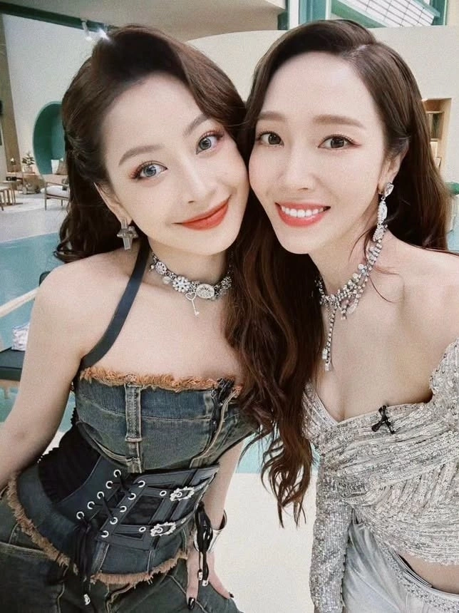 Hai mỹ nhân thiết ở hậu trường Đạp gió Trung Quốc. Ảnh: Nhân vật cung cấp