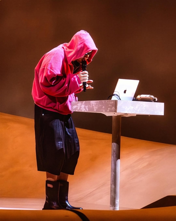 Justin Bieber mặc đồ của nhà thiết kế Hùng La trên sân khấu Coachella 2026. Ảnh: Backgrid