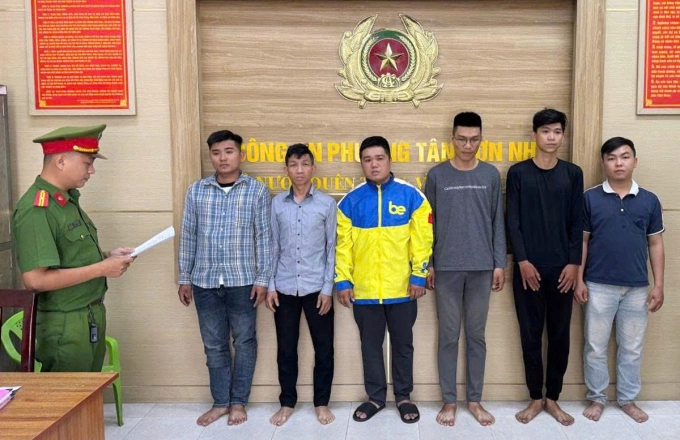 Những nghi can tham gia gây rối. Ảnh: Công an TP HCM