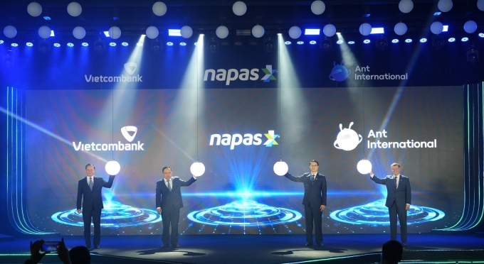 Đại diện các đơn vị tham gia Lễ công bố mở rộng triển khai dịch vụ thanh toán QR giữa Việt Nam - Trung Quốc. Ảnh: Như Trang