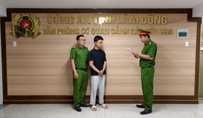 Tuấn tại cơ quan điều tra. Ảnh: Công an Lâm Đồng