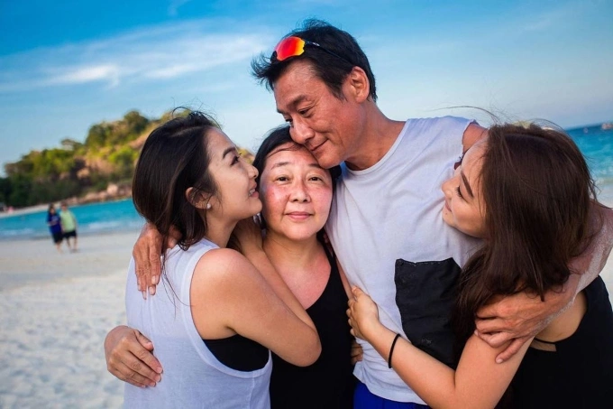 Lương Gia Huy bên vợ và hai con gái. Ảnh: HK01