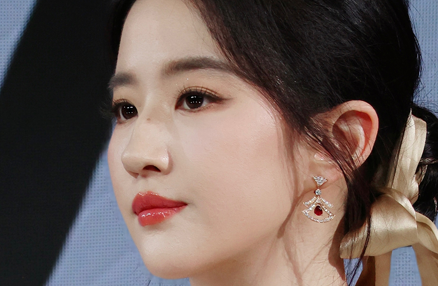 Lưu Diệc Phi gây ấn tượng với 'làn da ngọc trai'