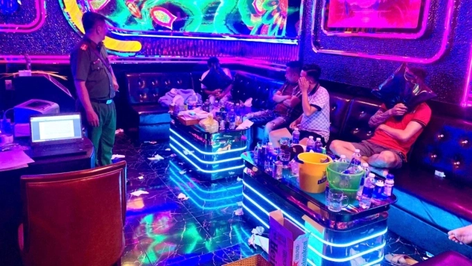 Công an phát hiện, xử lý nhóm người sử dụng ma túy trong một quán karaoke hồi cuối năm 2025. Ảnh: Công an cung cấp