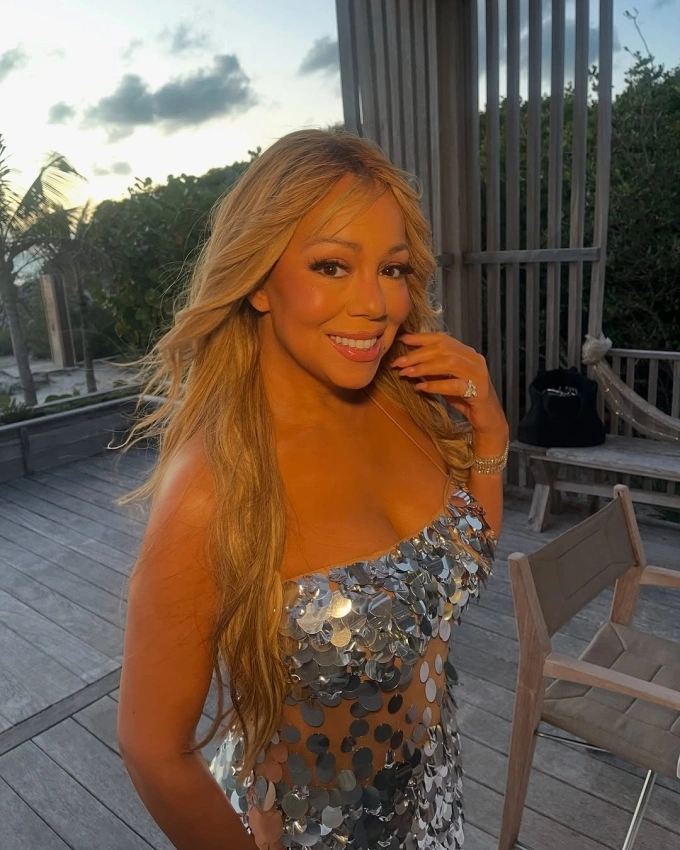 Mariah Carey diện váy sequin xẻ đùi đón trong tiệc sinh nhật mừng tuổi mới. Ảnh: Instagram Mariah Carey