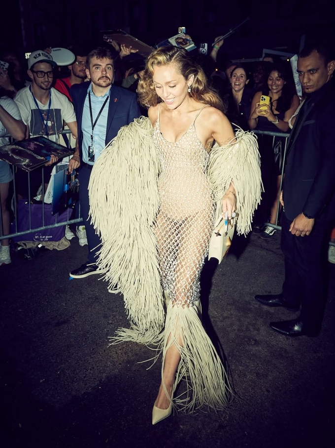 Miley Cyrus diện phong cách boho tới Nhà hát Beacon, New York. Ảnh: Instagram Miley Cyrus