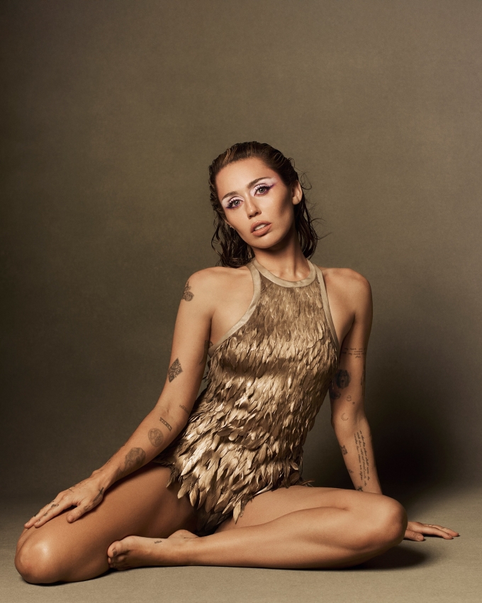 Miley Cyrus giữ kỷ luật tập luyện, ăn uống để duy trì cơ thể săn chắc và khỏe mạnh. Ảnh: Harpers Bazaar