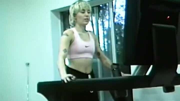Miley Cyrus hát trong phòng tập
