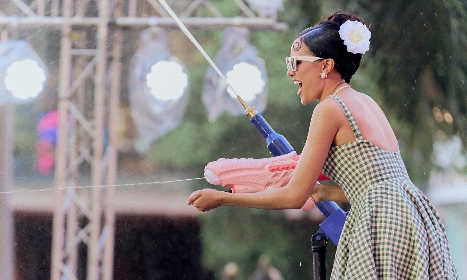 Miss World Opal Suchata hòa mình với lễ hội Songkran