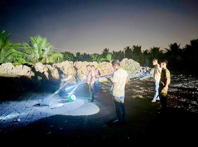 Cảnh sát khám xét các khu đổ rác. Ảnh: Công an TP HCM