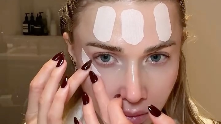 Mốt dán băng dính lên mặt để làm giảm nếp nhăn