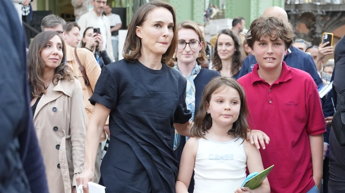 Natalie Portman và hai con tại một sự kiện ở Paris tháng 4/2025. Ảnh: Action Press