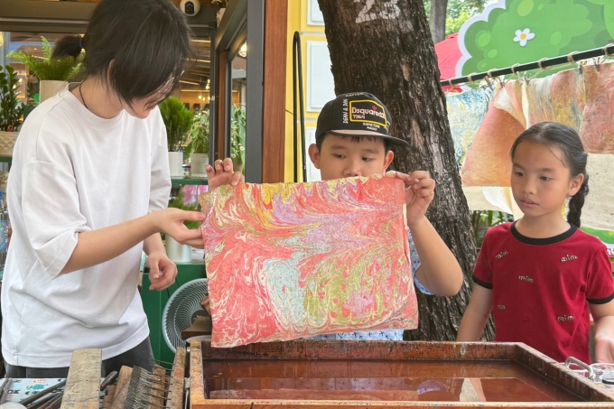 Không gian trải nghiệm làm giấy dó trên đường sách Nguyễn Văn Bình. Ảnh: Thu Giang