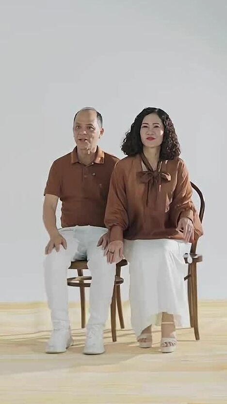 Nghệ sĩ Anh Tuấn - Nguyệt Hằng chụp ảnh kỷ niệm 30 năm cưới