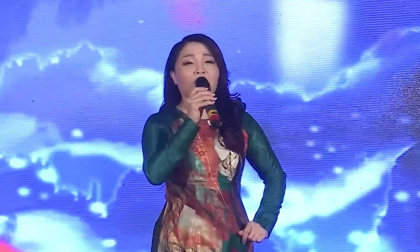 Nghệ sĩ Thái Bảo thể hiện 'Màu hoa đỏ'