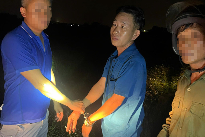 Nghi can Thắng (giữa) lúc bị lực lượng chức năng bắt giữ. Ảnh: Hùng Lê
